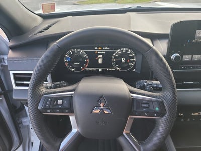 2023 Mitsubishi Outlander SE