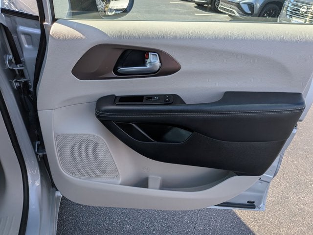 2024 Chrysler Voyager LX