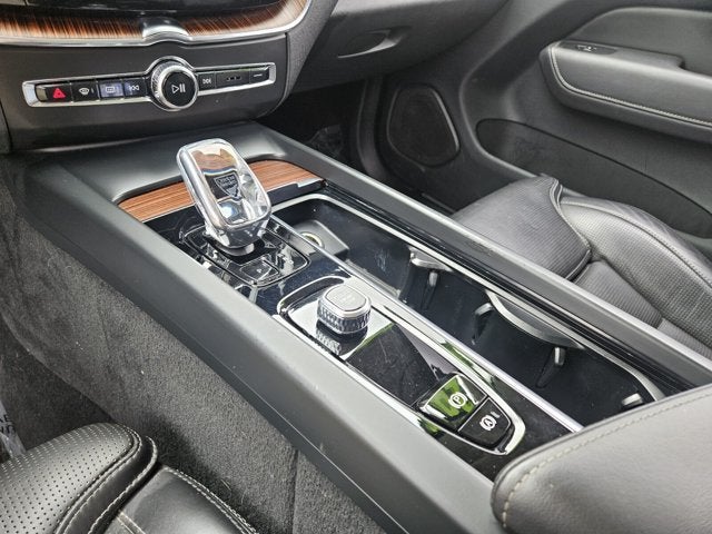 2024 Volvo XC60 Ultimate Dark Theme