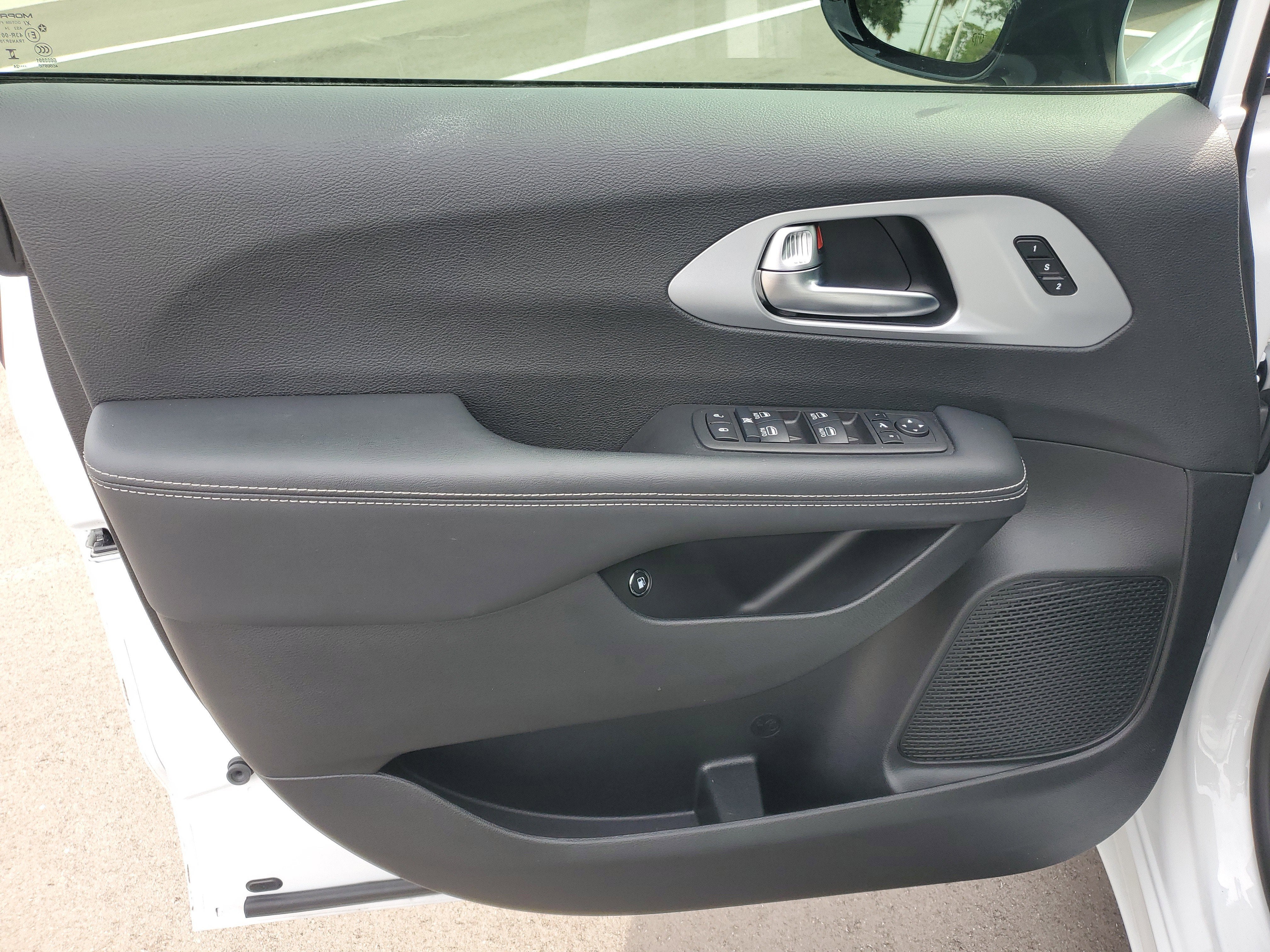 2025 Chrysler Pacifica Hybrid Premium S Appearance Pkg