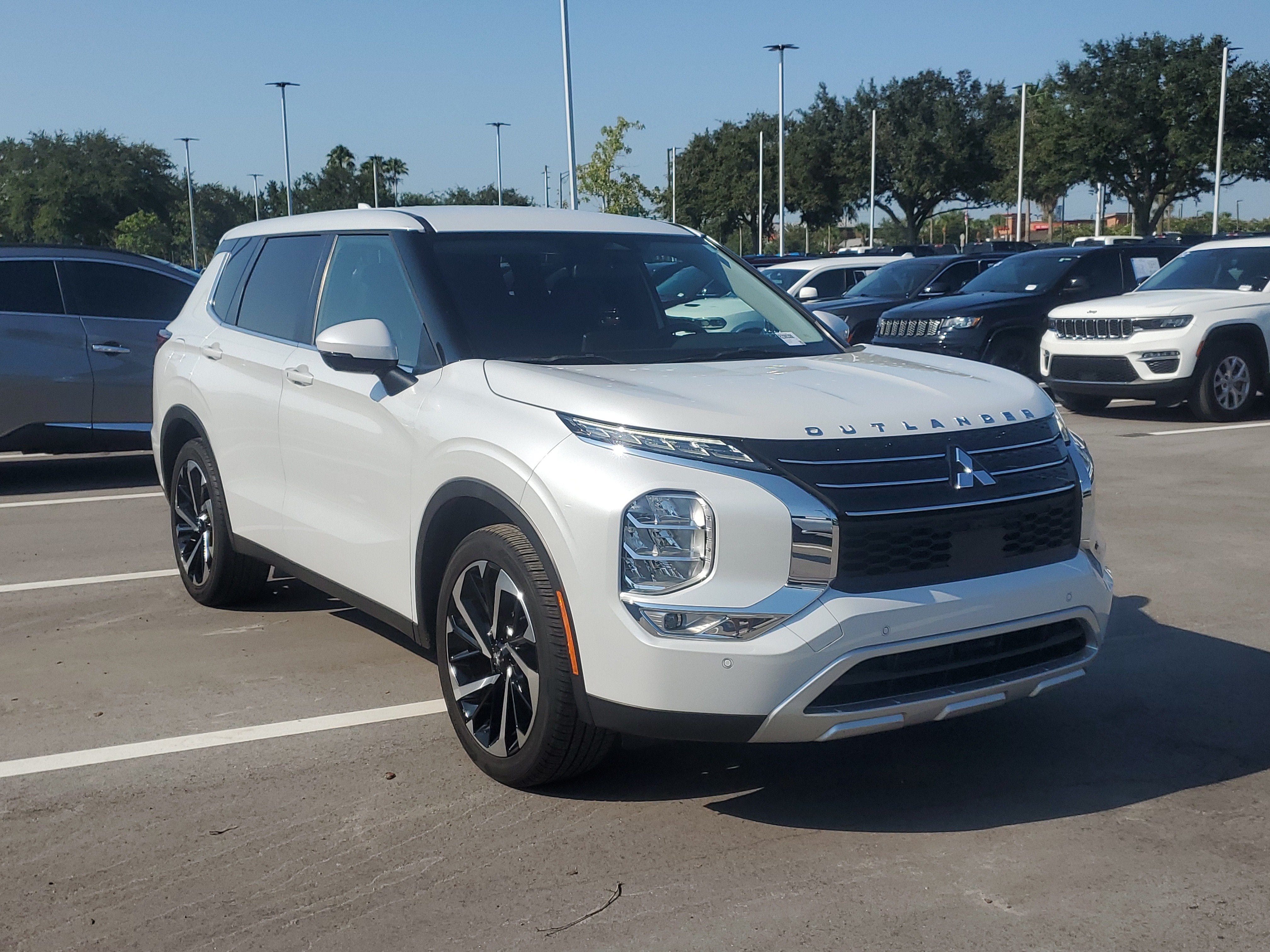 2024 Mitsubishi Outlander SE