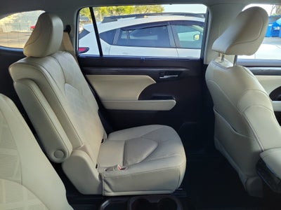 2022 Toyota Highlander Hybrid Platinum