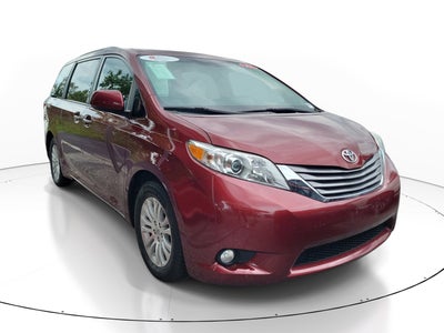 2017 Toyota Sienna XLE Auto Access Seat