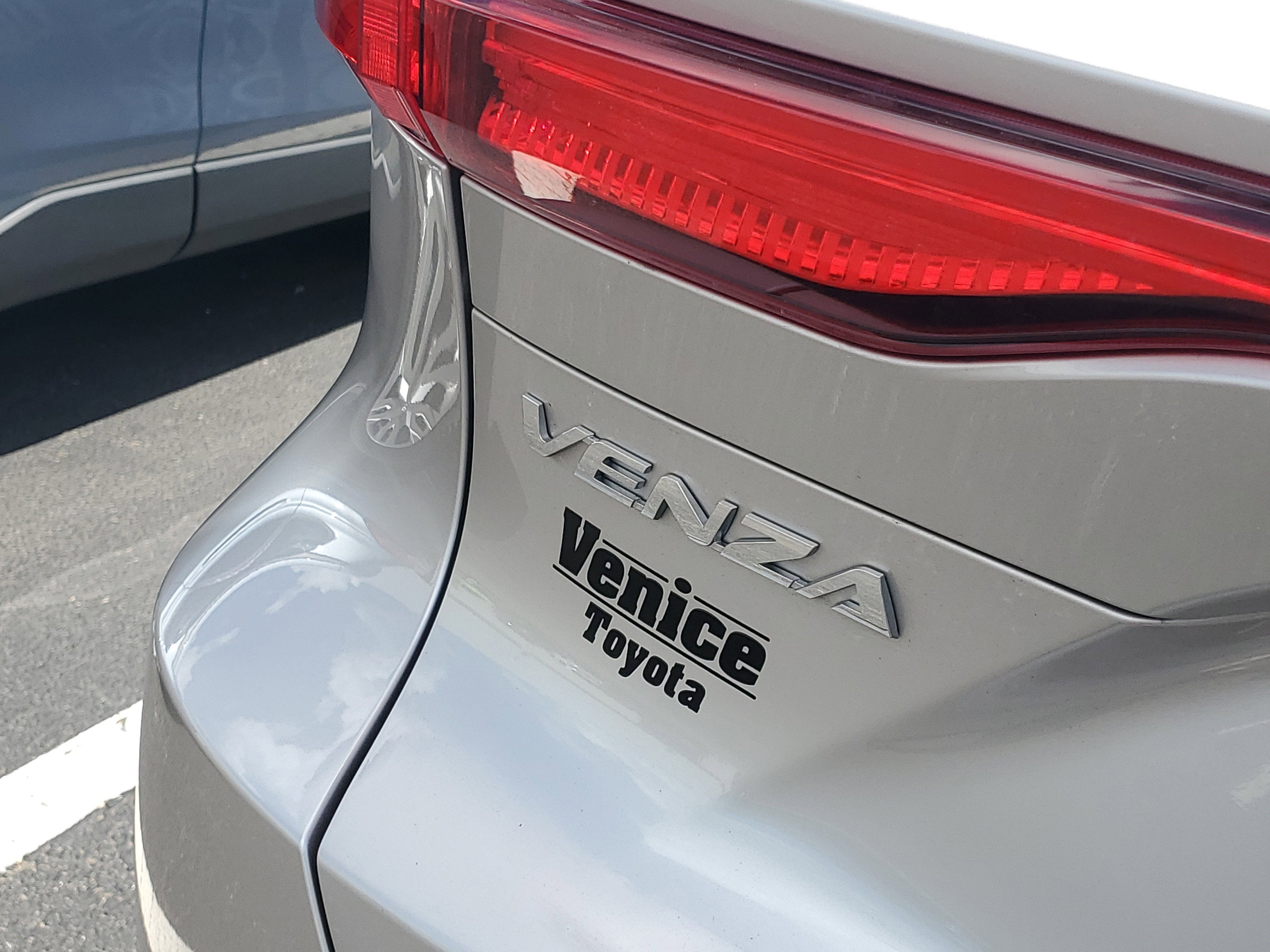 2022 Toyota Venza LE