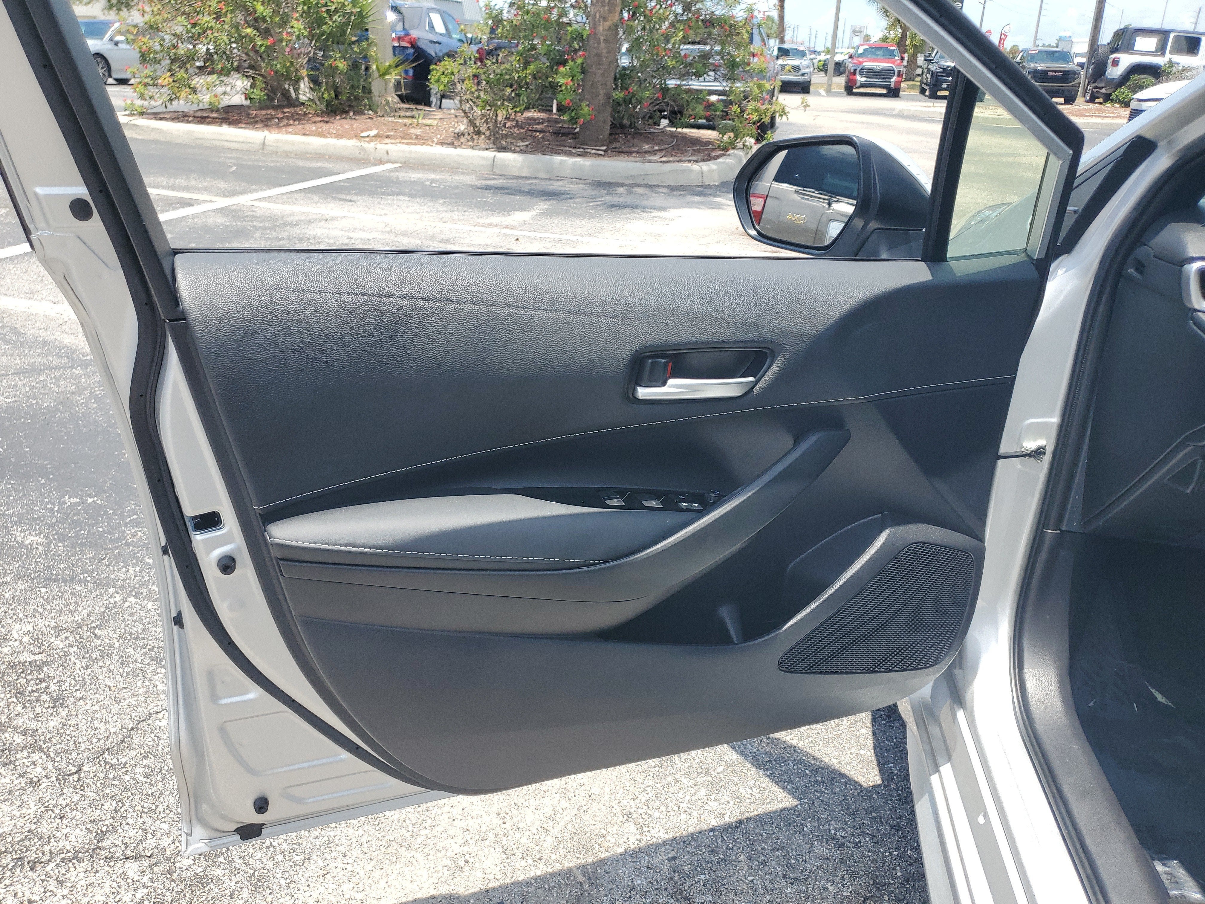 2025 Toyota Corolla Hatchback SE