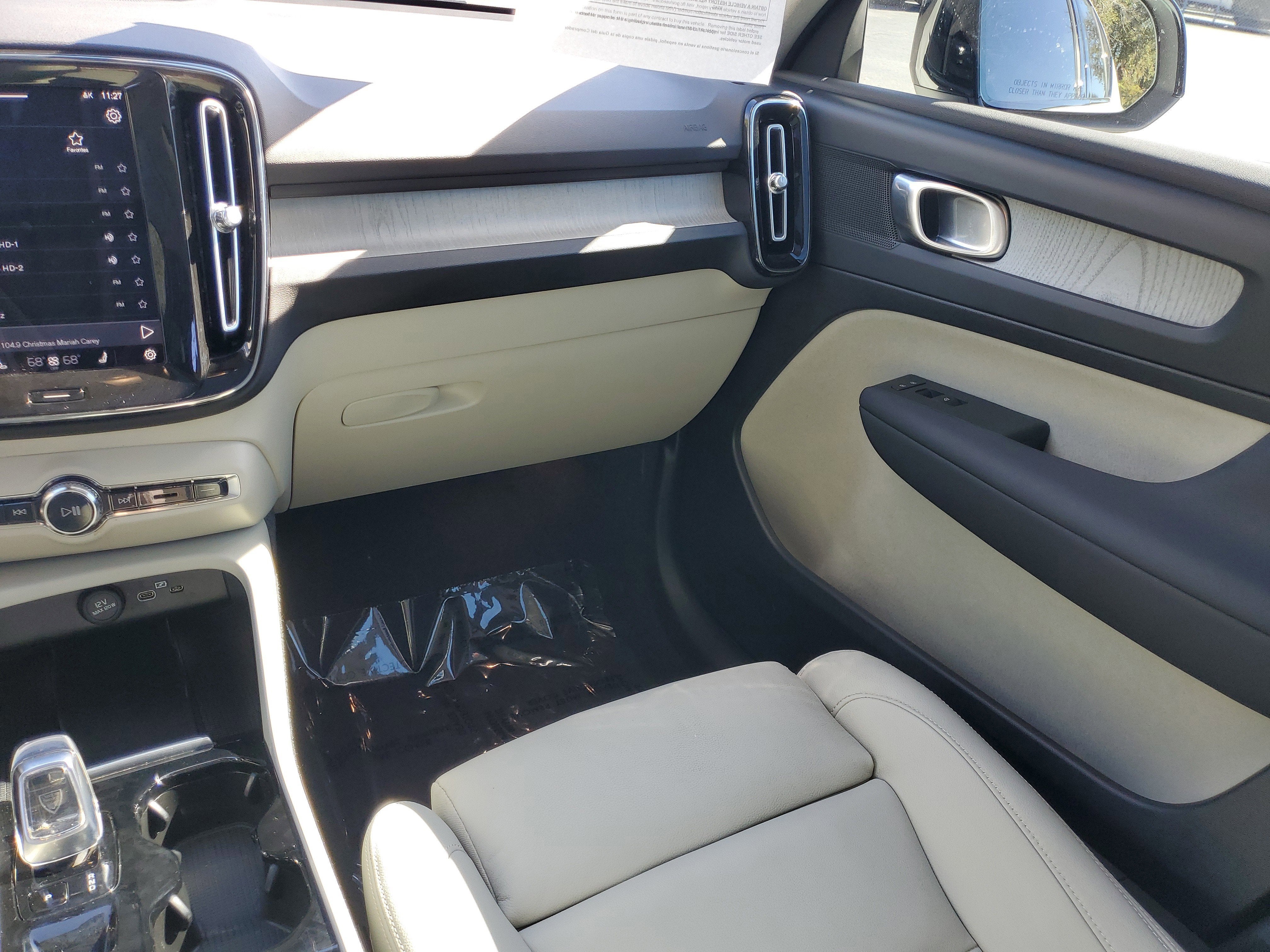 2024 Volvo XC40 Plus Dark Theme