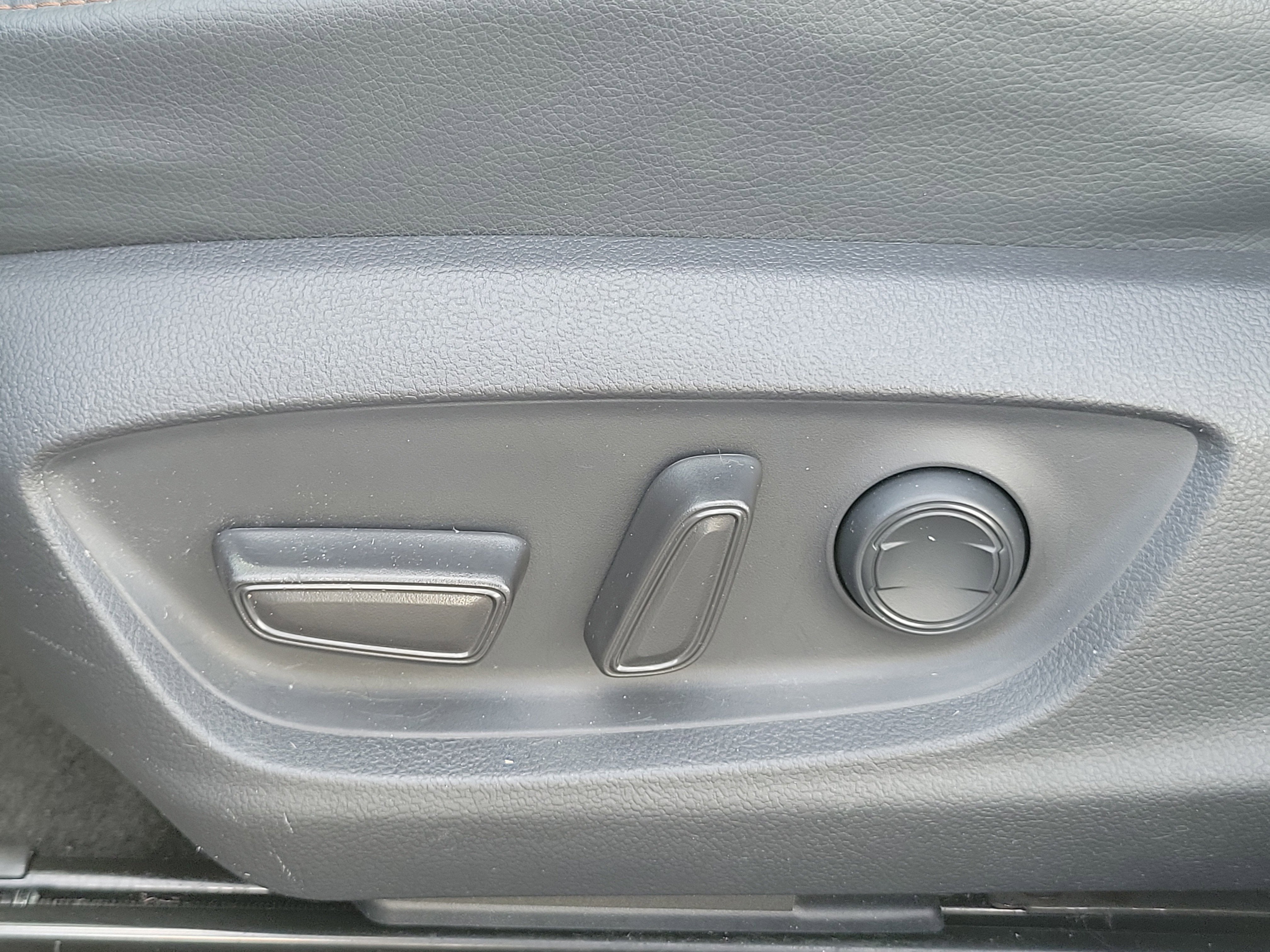 2020 Toyota Camry Hybrid XLE